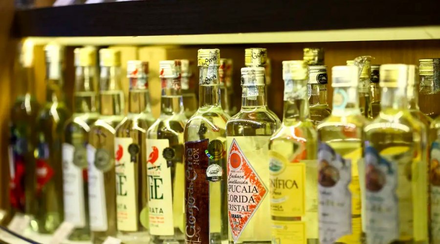 [Cresce o número de estabelecimentos na cadeia produtiva da cachaça]