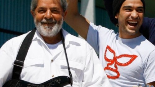 [Alfonso Herrera manifesta apoio a Lula com foto da visita do RBD ao Brasil]