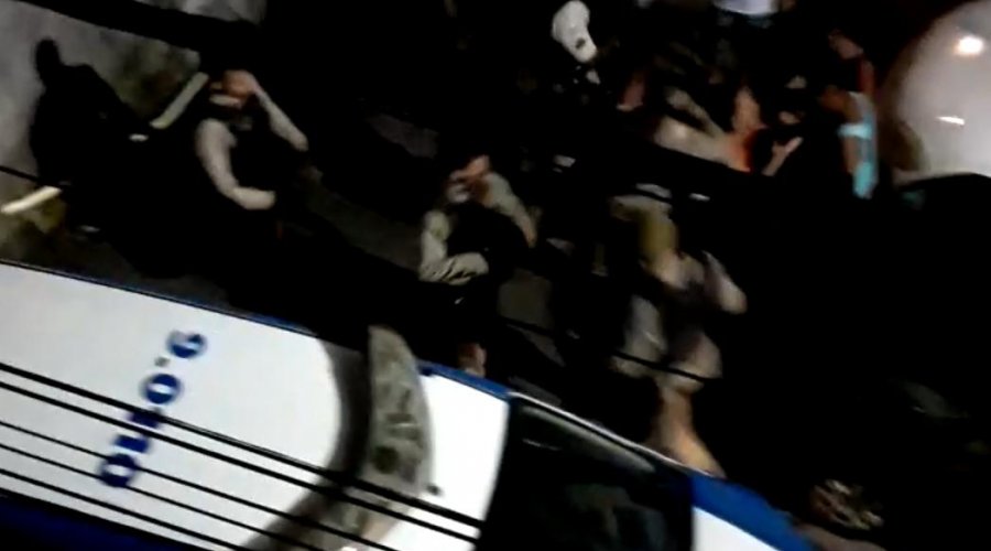 [Veja vídeo: Durante ação errada da polícia, homem recebe tiro e esposa é agredida em Pernambués; população se revolta]